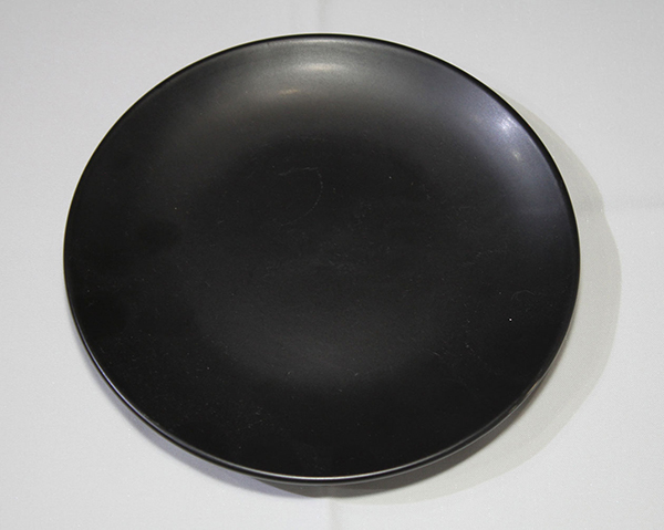 Assiette en noir élégant, 21x2cm, fabriquée à la main à