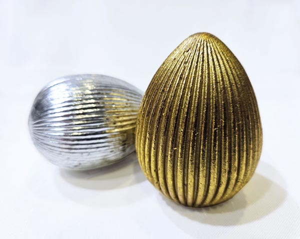 Goldenes oder silbernes Edelei 5,5x5,2x6,9cm
