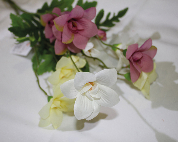 Lily bouquet with 5 heads, 51cm with two heads decorated