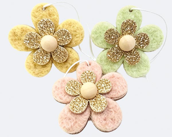 Naturfarbener Blumenaufhänger aus Filz 5,5x5,5cm mit rundem