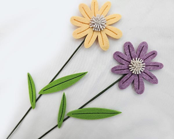 Filzblume 25x8cm, mit Holzstab – verziert