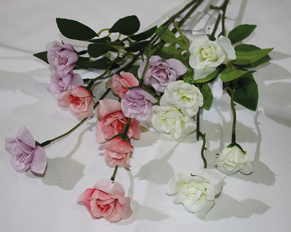 Bouquet de roses à 5 têtes, 51 cm avec deux têtes décorées