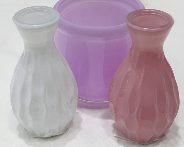 Feine Vase, 3 Farben sortiert 6,1x11,2 cm. aus Glas farbig