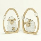 Cute sheep with fur in a wooden hearth 12x10cm, 2 assorted,